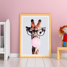 GIRAFFE DIE EEN BRIL DRAAGT EN EEN ROZE KAUWGOMBUB POSTER
