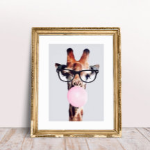 Giraffe die een bril draagt en roze bubbelgom blaa