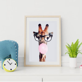 Giraffe die een bril draagt en roze bubbelgom blaa poster