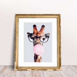 GIRAFFE DIE EEN BRIL DRAAGT EN ROZE KAUWGOM BLAAS  POSTER