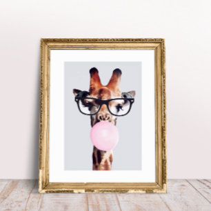 GIRAFFE DIE EEN BRIL DRAAGT EN ROZE KAUWGOM BLAAS  POSTER