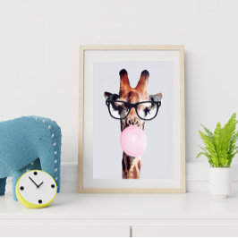 GIRAFFE DIE EEN BRIL DRAAGT EN ROZE KAUWGOM BLAAS POSTER