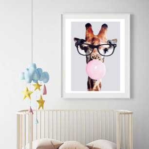 GIRAFFE DIE EEN BRIL DRAAGT EN ROZE KAUWGOM BLAAS POSTER