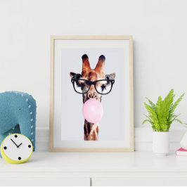 GIRAFFE DIE EEN BRIL DRAAGT EN ROZE KAUWGOM BLAAS  POSTER