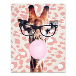 Giraffe die kauwgom blaast met dierenprint achterg foto afdruk