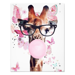 Giraffe die kauwgom blaast met vlinder achtergrond foto afdruk