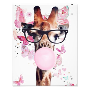 Giraffe die kauwgom blaast met vlinder achtergrond foto afdruk