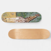 Giraffe die skateboard kijkt (Horizontaal)