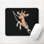 Giraffe die uit een rits komt muismat (Met muis)