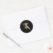 Giraffe die uit een rits komt ronde sticker (Envelop)