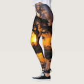 Giraffe drink water bij Cosmic Sunset Leggings (Links)