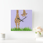 Giraffe en Daisy over Polka Dots Vierkante Klok (Huis)