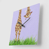 Giraffe en Daisy over Polka Dots Vierkante Klok (Hoek)