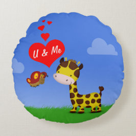 Giraffe en vlinder in liefde rond kussen
