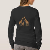 Giraffe Family Love – Heartwarming Wildlife Art  T-shirt (Achterkant)