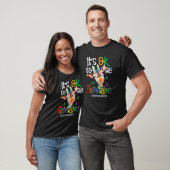 Giraffe Het is oké om een ander autisme bewustzijn T-shirt (Unisex)