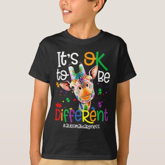 Giraffe Het is oké om een ander autisme bewustzijn T-shirt (Voorkant)