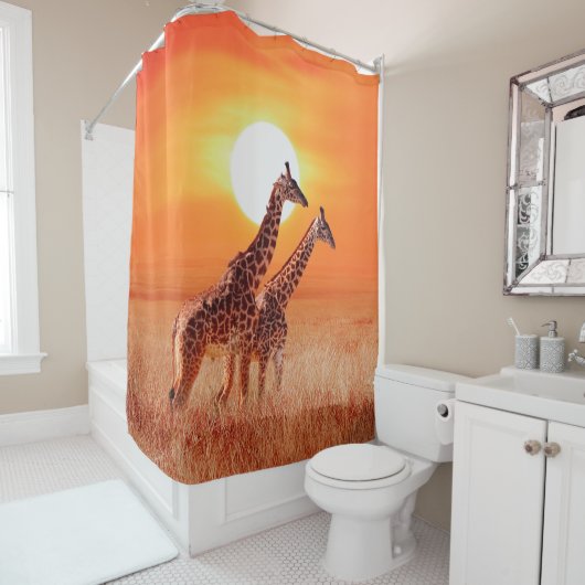 Giraffe in de Afrikaanse savanne tegen de achtergr Douchegordijn (In situ)