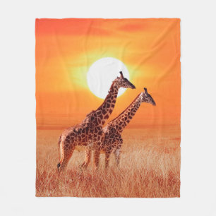 Giraffe in de Afrikaanse savanne tegen de achtergr Fleece Deken