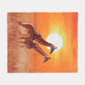 Giraffe in de Afrikaanse savanne tegen de achtergr Fleece Deken (Voorkant (Horizontaal))