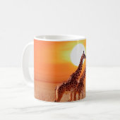 Giraffe in de Afrikaanse savanne tegen de achtergr Koffiemok (Voorkant links)