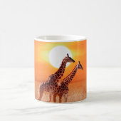 Giraffe in de Afrikaanse savanne tegen de achtergr Koffiemok (Center)