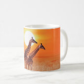 Giraffe in de Afrikaanse savanne tegen de achtergr Koffiemok (Voorkant rechts)