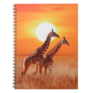 Giraffe in de Afrikaanse savanne tegen de achtergr Notitieboek