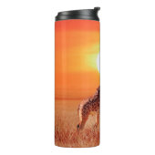 Giraffe in de Afrikaanse savanne tegen de achtergr Thermosbeker (Gedraaid links)