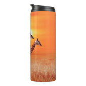Giraffe in de Afrikaanse savanne tegen de achtergr Thermosbeker (Geroteerd rechts)