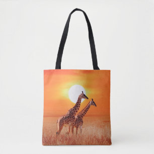 Giraffe in de Afrikaanse savanne tegen de achtergr Tote Bag