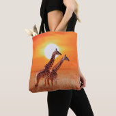 Giraffe in de Afrikaanse savanne tegen de achtergr Tote Bag (Dichtbij)