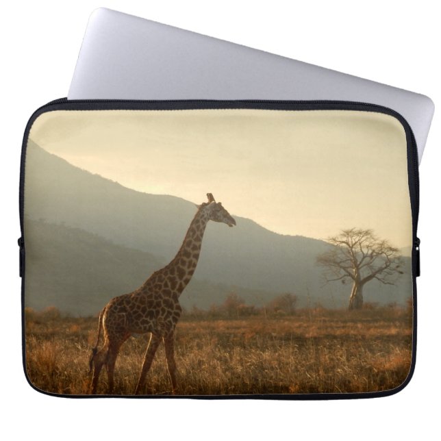 Giraffe in de Savannah Laptop Sleeve (Voorkant)