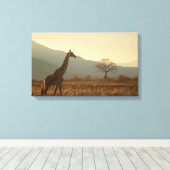 Giraffe in de savanne canvas afdruk (Insitu (Houten vloer))