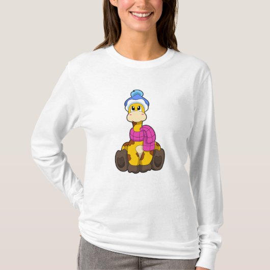 Giraffe in de winter met Scarf en Pet T-shirt (Voorkant)