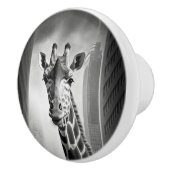 Giraffe in een Cityscape Keramische Knop (Rechts)