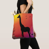 Giraffe in het tas van de zonsonderste schouder (Dichtbij)