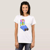 Giraffe in slaapstand met knuppel en Pillow T-shirt (Voorkant volledig)