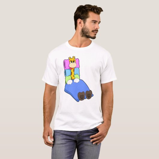 Giraffe in slaapstand met knuppel en Pillow T-shirt (Voorkant volledig)