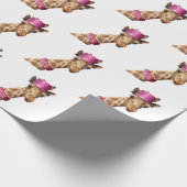 Giraffe in sparkly roze pet cadeaupapier (Hoek)