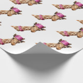 Giraffe in sparkly roze pet cadeaupapier (Hoek)