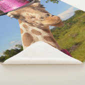 Giraffe in sparkly roze pet sherpa deken (3/4)