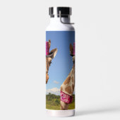 Giraffe in sparkly roze pet waterfles (Links)