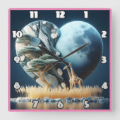 Giraffe kijkt naar de maanverlichte savanne in Afr Vierkante Klok (Voorkant)