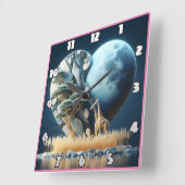 Giraffe kijkt naar de maanverlichte savanne in Afr Vierkante Klok (Hoek)