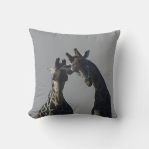 Giraffe kijkt naar je kussen