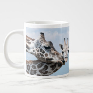 Giraffe Kisses her Calf Grote Koffiekop