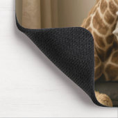 Giraffe Leunt Op Stapel Kussens Muismat (Hoek)