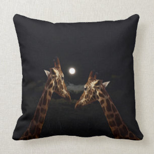 Giraffe Love in the Moonlight Kussen