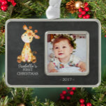 Giraffe Meisje Baby's Eerste Kerstmis Foto Ornamen Verzilverd Omlijst Ornament<br><div class="desc">Schattige oerwoud safari giraffe baby meisjes eerste kerst Ornament. Ja. Overeenkomende objecten beschikbaar in onze winkel.</div>